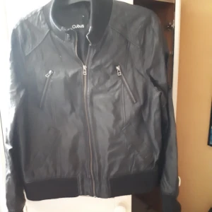 Skinnjackor stl M , blusar stl M - Fint skick. 100 kr för jackorna, 50 kr för blusar/tröjor frakt tillkommer