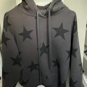 Säljer denna hoodie från sundry. ÄLSKAR denna super sköna hoodie och den passar till allt! Får dock tyvärr inte så mycket användning av den. Nypris runt 3000kr.💕