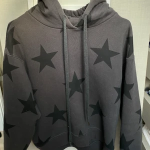 Skit cool stjärn hoodie😎 - Säljer denna hoodie från sundry. ÄLSKAR denna super sköna hoodie och den passar till allt! Får dock tyvärr inte så mycket användning av den. Nypris runt 3000kr.💕