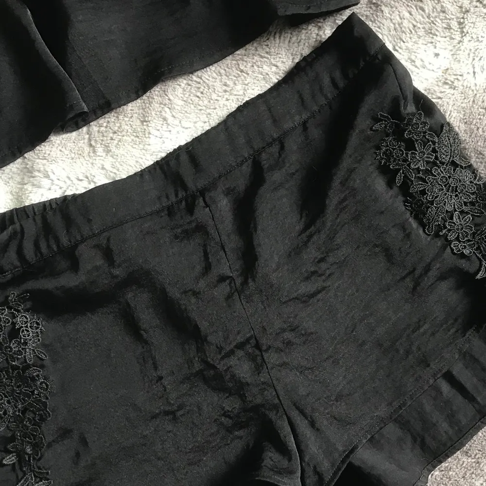 ett svart pyjamasset med shorts och linne i underbart silkesmaterial, storlek small 🤍 knappt använt. 44kr frakt.. Övrigt.