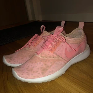 Nike skor  - Ljusrosa nike skor. Frakt ingår. 