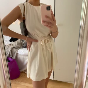 Supersöt playsuit - Jättefin playsuit som passar perfekt till skolavslutningar, studenten eller bara till vardags under sommaren. Endast använd 1 gång. 