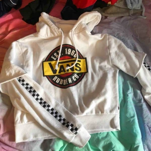 vans - Väldigt snygg och cool vans hoodie med schak rutor på sidorna, i bra skick. Går till midjan på mig och jag är 165 cm lång