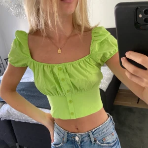 Grön topp💚 - Fin grön topp från Zara!!💚 finns en dragkedja på sidan. 50 kr+ frakt