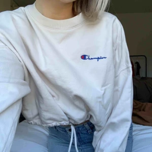  - Beige tjocktröja från champion. Kan mötas upp i Malmö/Växjö annars tillkommer frakt🌸