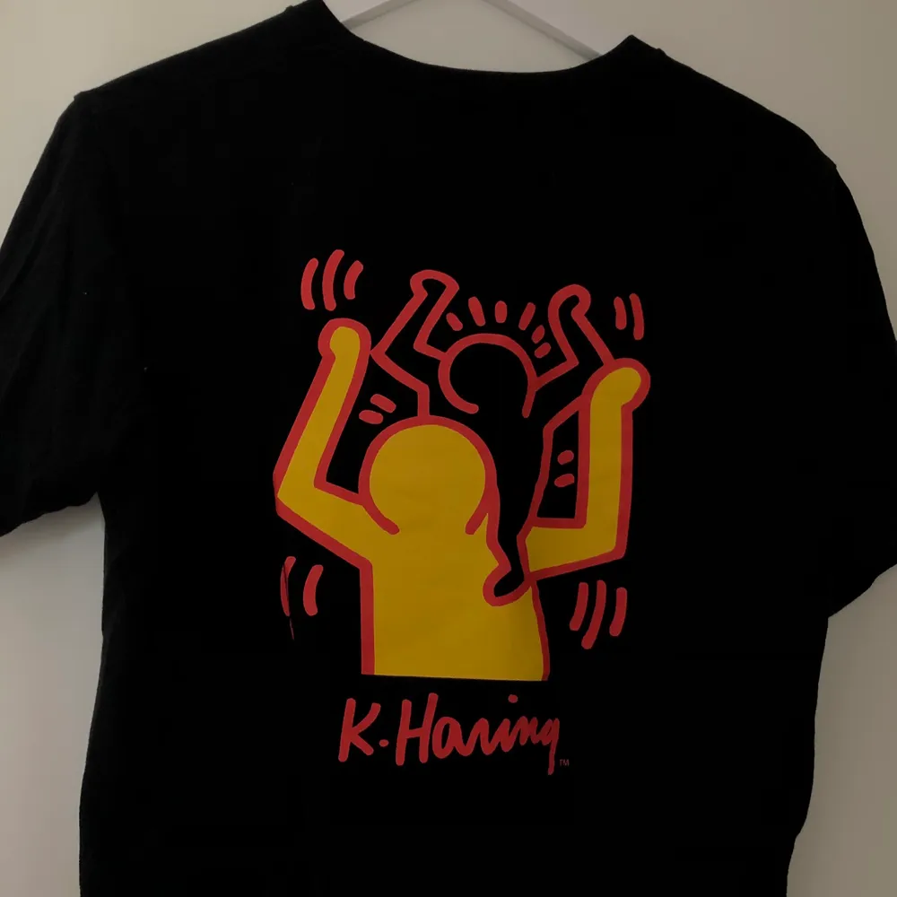 En T-Shirt med tryck från K.Haring. Köpt på uniqlo. Knappt använd och i bra skick. T-shirts.