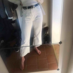  - Köpta här på Plick. Finns märken från ett svart bälte bak, men inget man tänker på och har bleknat i tvätten! De är i asiatisk storlek L, skulle säga att de passar S-M. Jag brukar ha 25”/34-36 på jeans och dessa är en handsbredd för stora för mig