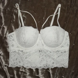 Spetstopp - Oanvänd topp med kupa i storlek B/C, passar xs/s. 150kr eller högstbjudande❤️🦋