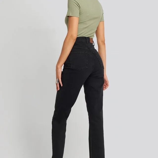 Nya jeans från na-kd, endast testade. Nypris 499kr.  I modellen ”Straight High Waist Jeans”. Frakt blir +88kr.. Jeans & Byxor.