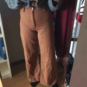  - Vida byxor från hm. Säljes pga används för sällan. Högmidjade och bra i längd!! Nypris 500kr säljes för 100:) Köpare står för frakt!
