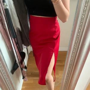 Röd kjol - Kjol i en lite mörkare röd färg. Köparen står för frakt. Går att mötas upp i Jönköping:)