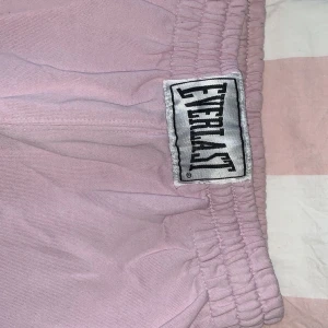 Everlast size 32/34  - It’s a size 32/34. Slim fit. A single stain as a bug on the pants, otherwise it fails nothing.