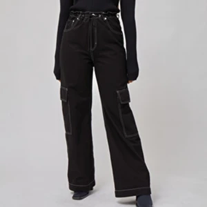 Weekday - Snygga svarta byxor från weekday. Använda fåtal gånger. Storlek 36-38 men man kan dra åt dem i midjan så passar även en 34 eller en 40.                        Köpta för 500kr