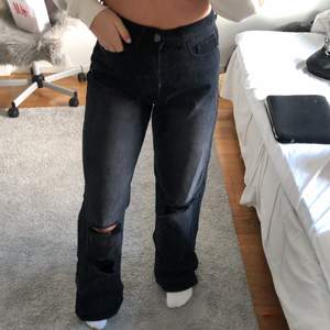 Ett par supersnygga & moderna jeans!😍 Inte använt någon gång då de tyvärr är för stora för mig!! Är 165 cm lång! Frakten ligger på 88kr!! BUDGIVNING PÅGOR TILL 19/5 KLOCKAN 15:00!! Högsta bud just nu: 300 kr! 