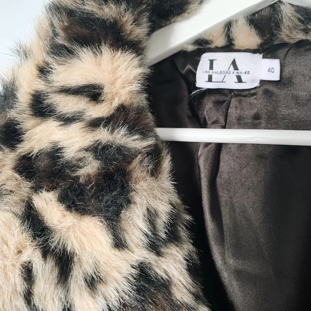 Säljer min leo pälsjacka som Linn Ahlborg designat för NAKD. Den är väl använd men ser ut precis som ny! Köparen står för frakten :) . Jackor.