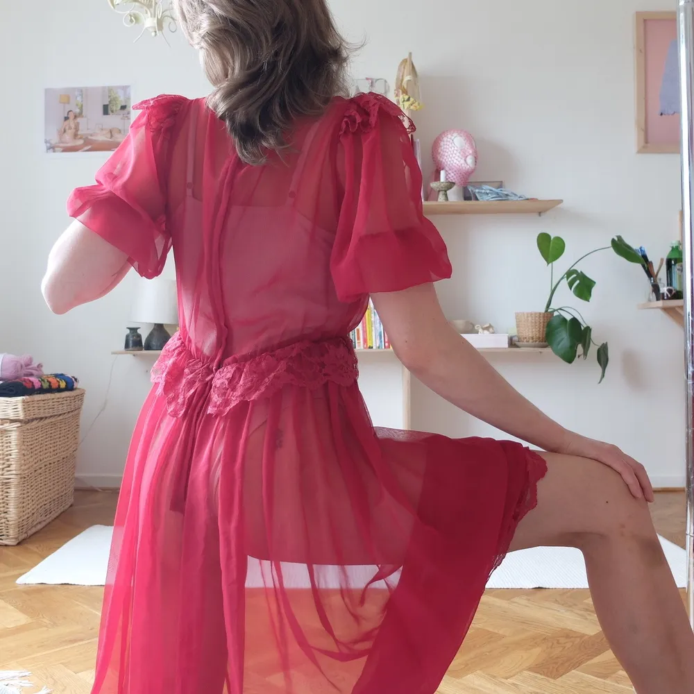 SAY YES TO THE DRESS ! vintage klänning med spets och puffärmar i fint skick! storlek S-M. möter upp vid stigbergstorget/gbg eller 66kr frakt :) . Klänningar.