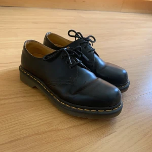 Doc Martens 1461 - 9/10, väldigt sparsamt använda. Kommer utan skokartongen. Pris kan diskuteras vid snabb affär!
