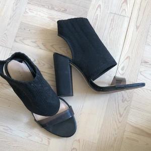 Klackar från Zara - Storlek 37. Knappt använda. Frakt tillkommer 63kr 