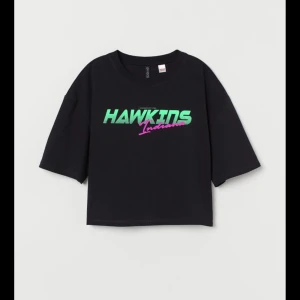 Merch T-shirt - Boxig T-shirt från H&M från stranger things kollektionen. Bara använd en gång så i jättefint skick! Frakt ingår😊