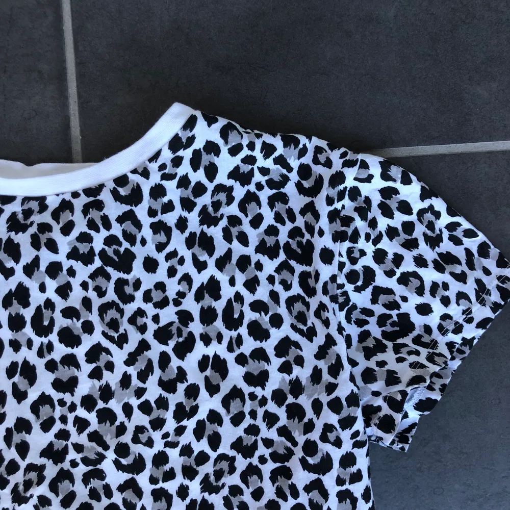 En modern, enkel och clean leopard T-shirt från H&M, storlek M. Färg=vit, svart & grå. Aldrig använd!✨ väldigt bekväm och enkel, passar till allt. köparen står för frakten 💫. T-shirts.