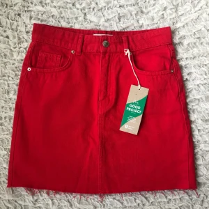 Röd jeanskjol - Skitcool röd kjol som tyvärr är för liten för mig🔥😭 Aldrig använd och lapp finns kvar. Priset är inklusive frakt❤️