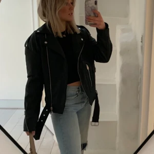 Populär oversized skinnjacka från Nelly - Råkade beställa två stycken så säljer den ena. Helt oanvänd kvar i förpackningen med prislapp kvar. Storlek 36.