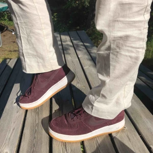  - Säljer mina favoritskor, pga att dem är för små. Köpta på footlocker. Air force 1 vinröda/lila i mocka. Buda på!!