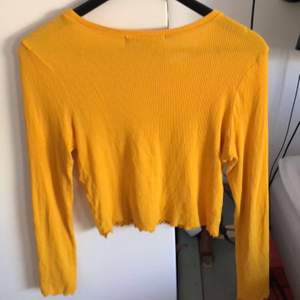 Orange/gul tunn tröja med små volanger💞 Perfekt nu till sommaren! Använd endast en gång så i nyskick. Frakt 42kr💞