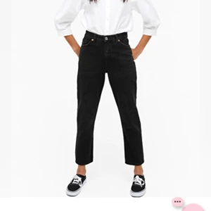 Svarta raka jeans från Monki - Säljer mina svarta raka jeans från Monki, i storlek 25 (XS). Väldigt bra skick! Börja buda från 180 kr, frakt tillkommer💕