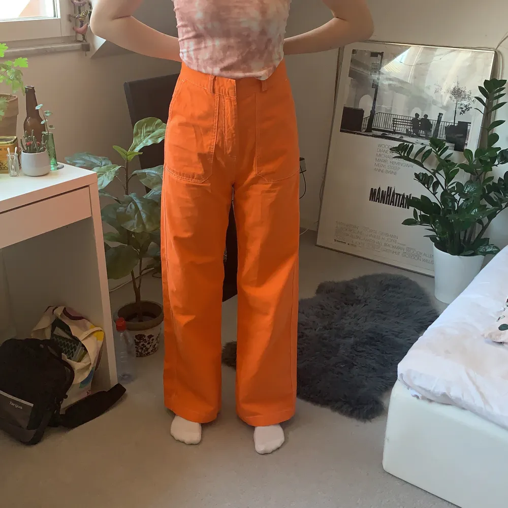 Coola orangea byxor från Junkyard i storlek S. Säljer dom för att dom är för stora, endast använda några enstaka gånger. Frakt ingår inte i priset, möts eventuellt upp i Malmö. . Jeans & Byxor.