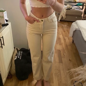 oanvända byxor - Ett par oanvända byxor köpta här på plick för 250kr. Säljer då jag tycker dom är för korta på mig (är 168cm). Står storlek M på prislappen, men dom är lite mindre, och passar bra på mig som vanligtvis har 36-38 på byxor. Frakt INGÅR i priset❤️