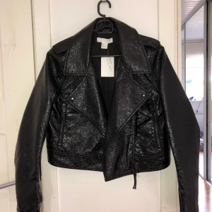 Kort Skinnjacka!  - Glansig skinnjacka som aldrig blivit använd! 