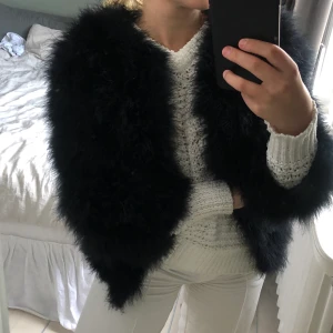 Fluffig svart fjäderjacka - Fjäderjacka i svart i storlek XS, säljer för den tyvärr är för liten för mig nu! 🖤 köparen står för frakt!
