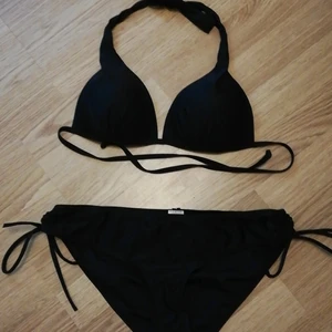 Svart bikini st. L - Svart bikini som sitter jättefint. Var min favorit innan den blev för liten. Överdelen är i storlek M, men är justerbar. Kupan skulle jag säga är större A-kupa eller mindre B-kupa. Underdelen är i storlek L. Köparen står för frakten, 63 kr. 