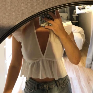 Söta blus  - (Lånad bild) super söt bomulls topp nästan som ny, passar perfekt nu till sommaren, tyvärr för liten för mig därav säljer jag den 