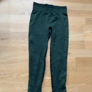 Träningstights  - Supersnygga gröna träningstights som tyvärr är försmå. Helt oanvända. 