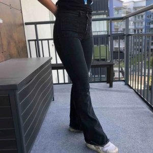  - Mörkgråa jeans från zara med skit snygga fickor och slitna nertill!