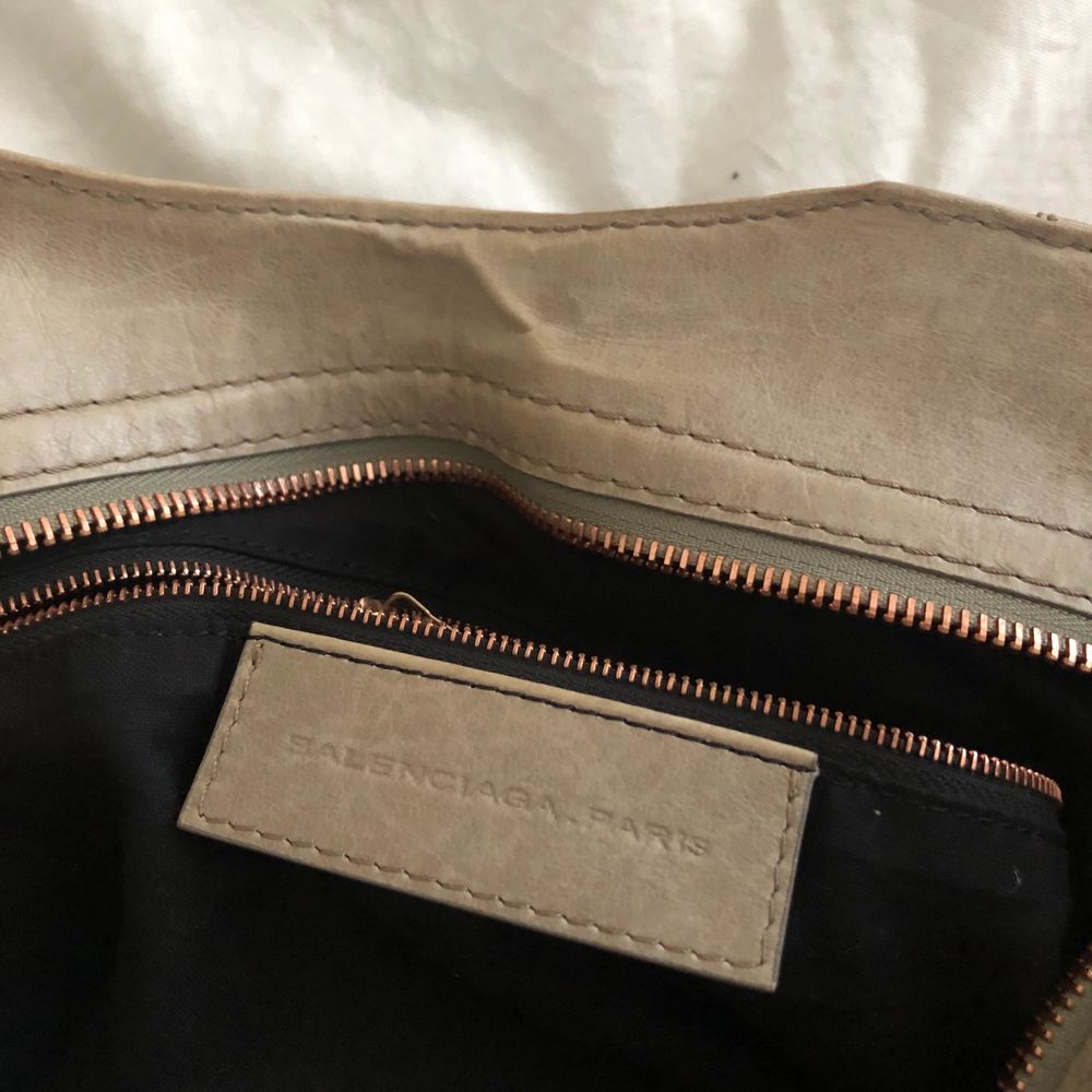 Säljer en Balenciaga Town som jag själv köpt på Blocket för ett par år sedan. Dragkedjan i innerfack är trasig men går säkert att laga. Kommer med axelband så den går att bära crossbody och har även spegel kvar samt dustbag. Har tyvärr inte kvar kvittot.. Väskor.