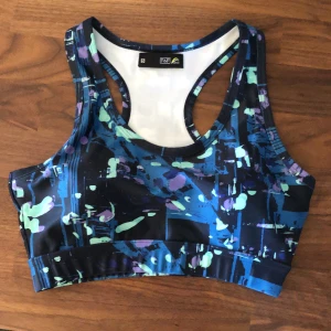 Sport bh  - En oanvänd sport bh...minns inte vart den är köpt men förliten för mig.... S men skulle säga XS...     Kolla gärna in resten i min profil 🌎 Pris går att diskuteras!  Köpare står för frakt  📦 (22kr)        totalt- 37kr