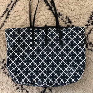 Väska från Marlene birger - Fin och rymlig väska från Marlene Birger. Perfekt till skolan eftersom det får plats mycket i den men den är också super som strandväska. I bra skick! Materialet är hårt tyg.