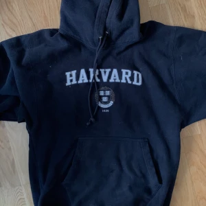 Jättesnygg äkta Harvard merch hoodie!! - Superfin i bra skick och mjuk! Storlek M men passar S också❤️