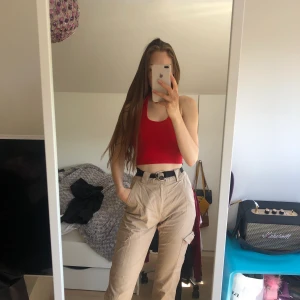 Cargo pants från Levis - Cargo byxor köpta från butiken Levis men märket är Dilvin. Aldrig använt då detta var ett spontanköp när och detta inte är min stil. Köpte för 400kr