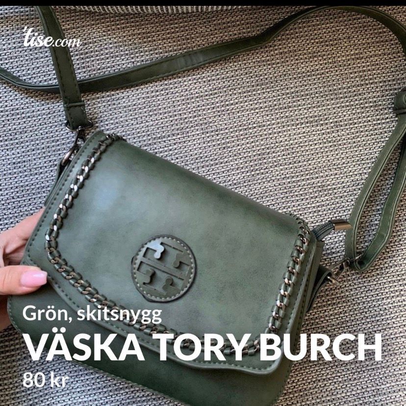 Skitsnygg väska, märkeskopia från märket Tory Burch. Aldrig använd så i nyskick, det ända är att märket av någon anledning sticker upp om man kollar från sidan (se sista bilden) men ingenting man tänker på speciellt mycket! Frakt tillkommer och betalning. Väskor.