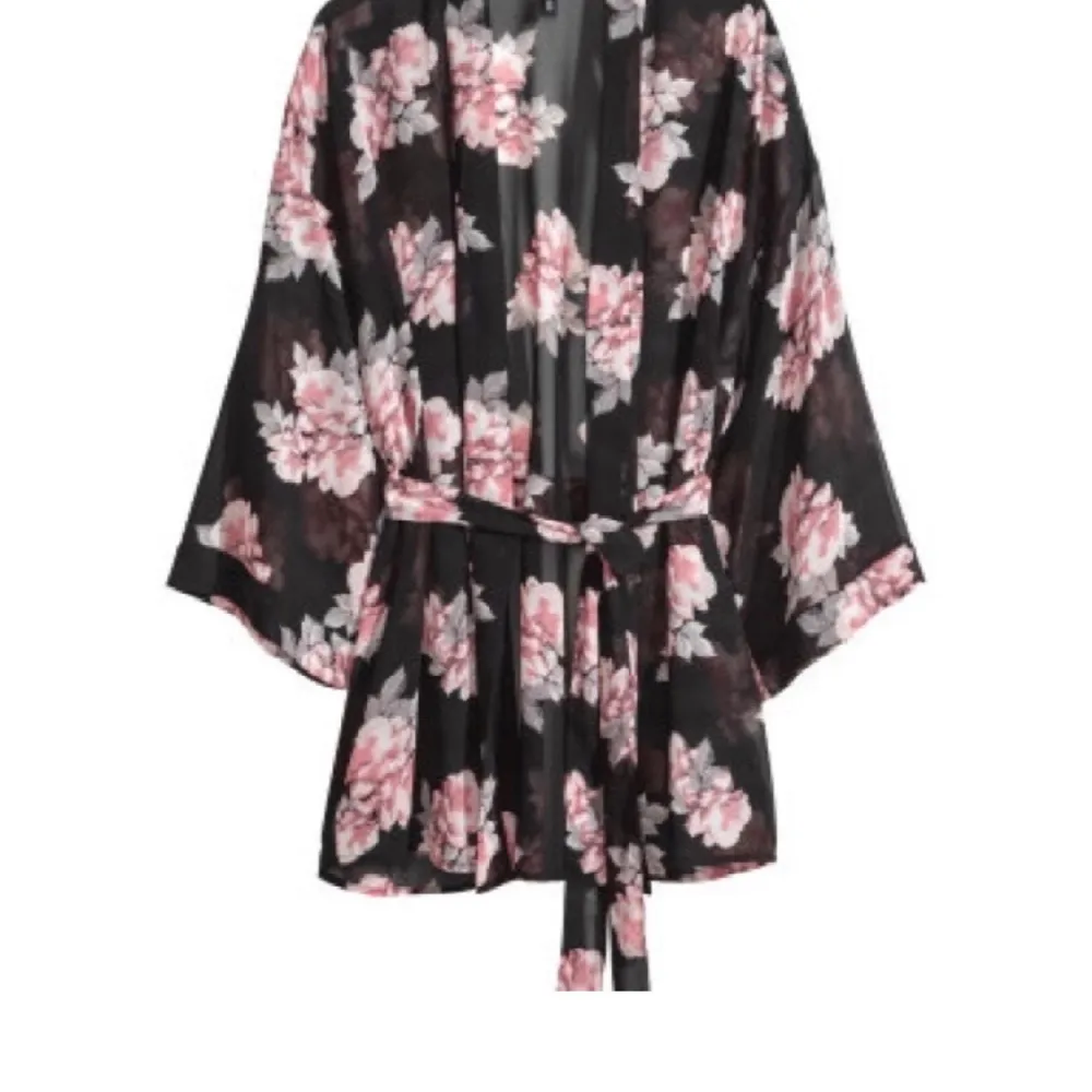 Säljer en skitsnygg kimono från h&m, den passar både s och m. Tröjor & Koftor.