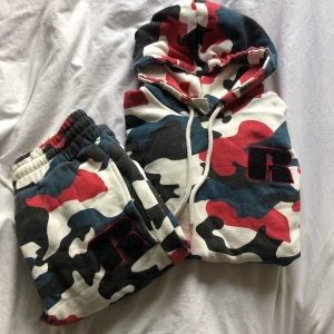 Vintage tracksuit från Russell Athletic  - Super fin mjukis dress, köptes på Urban outfitters för 1600kr och är använd ett par gånger men är i bra skick, (på bilden ser det ut som den är ribbad men det är den inte vet inte varför det blev så) pris kan diskuteras 