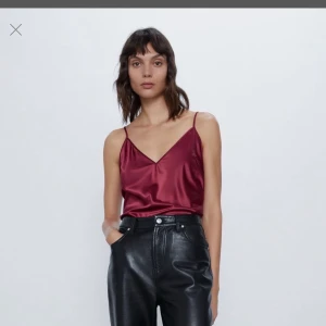 Satin linne röd - Jättefint rött linne från zara. Materialet är typ satin eller silke.storlek S, aldrig använt. ❤️