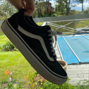 Vans Old Skool skor - Säljer mina Vans i storlek 41 eftersom det sällan kommer till användning för min del. De är köpta för ca 9 månader sedan men har endast används Max 5 gånger. Har endast små och väldigt få tecken på användning. Skriv för fler bilder eller vid frågor!😊