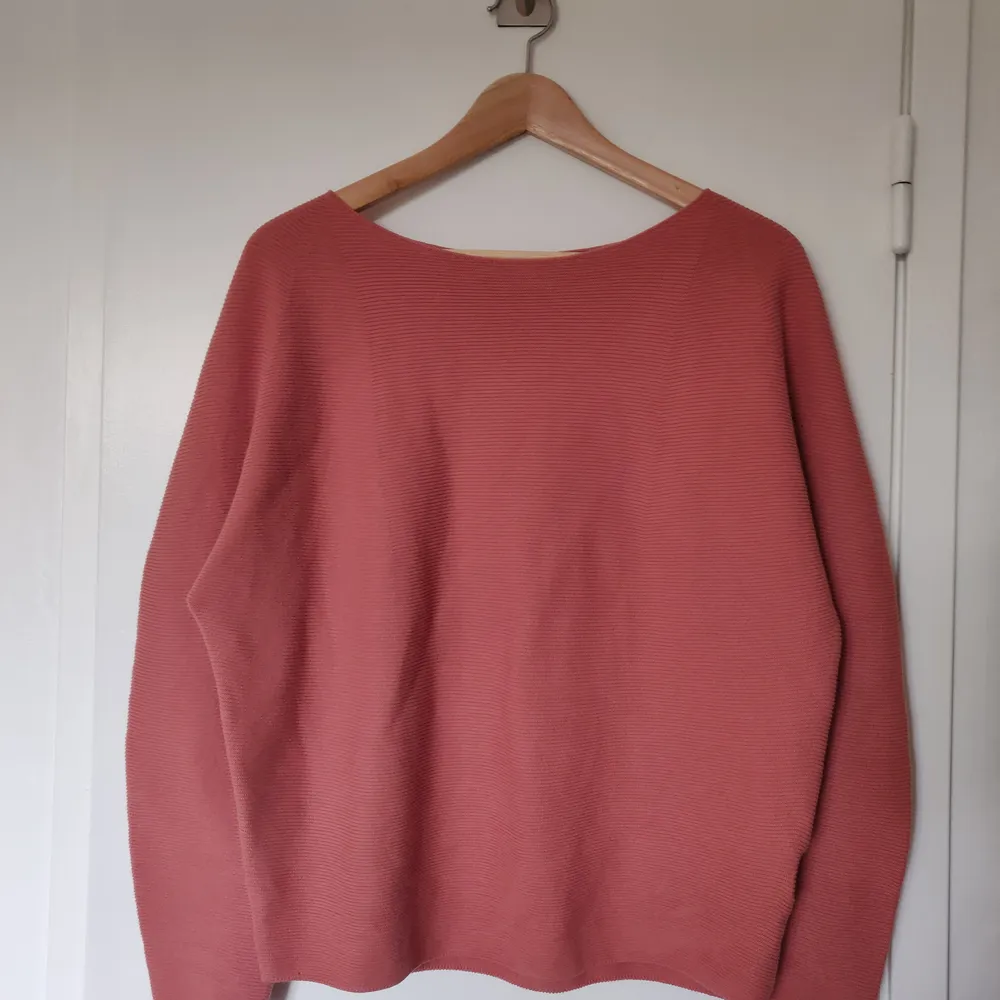 Stickad laxrosa tröja från Uniqlo, fortfarande lappen kvar, bara provad. . Stickat.
