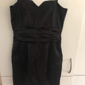 Svart klänning i storlek 34