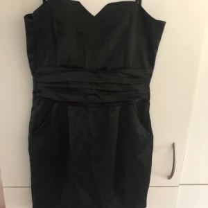 Klänning - Svart klänning i storlek 34